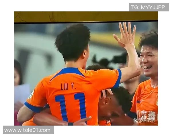 在绿茵场上挥洒汗水与梦想的青春岁月我与足球的故事 在绿茵场上挥洒汗水与梦想的青春岁月我与足球的故事